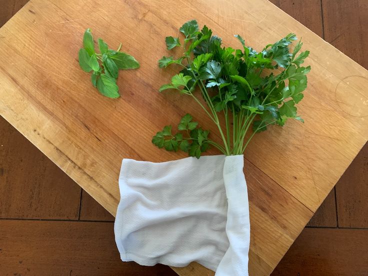Patting off excess moisture from herbs using Handecloth White Reusable Paper Towel